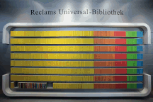 B&uuml;cherregal mit reclams Universalb&uuml;cherei 2009